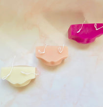 Load image into Gallery viewer, Giant Lips Beeswax Candle