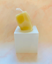 Load image into Gallery viewer, Geometric ‘Gemstone’ Beeswax Candle