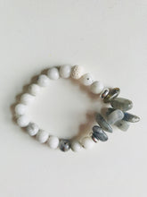 Load image into Gallery viewer, Jade & Labradorite Essential Oil Diffuser Bracelet