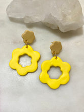 Load image into Gallery viewer, Yellow Flower Earrings